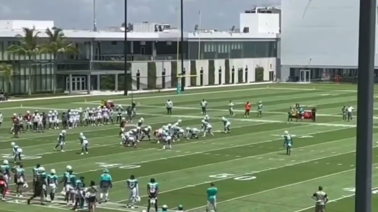 @MiamiDolphins QB Tua Tagovailoa 68 yard Bomb to Easy E. 👀 #FinsUp