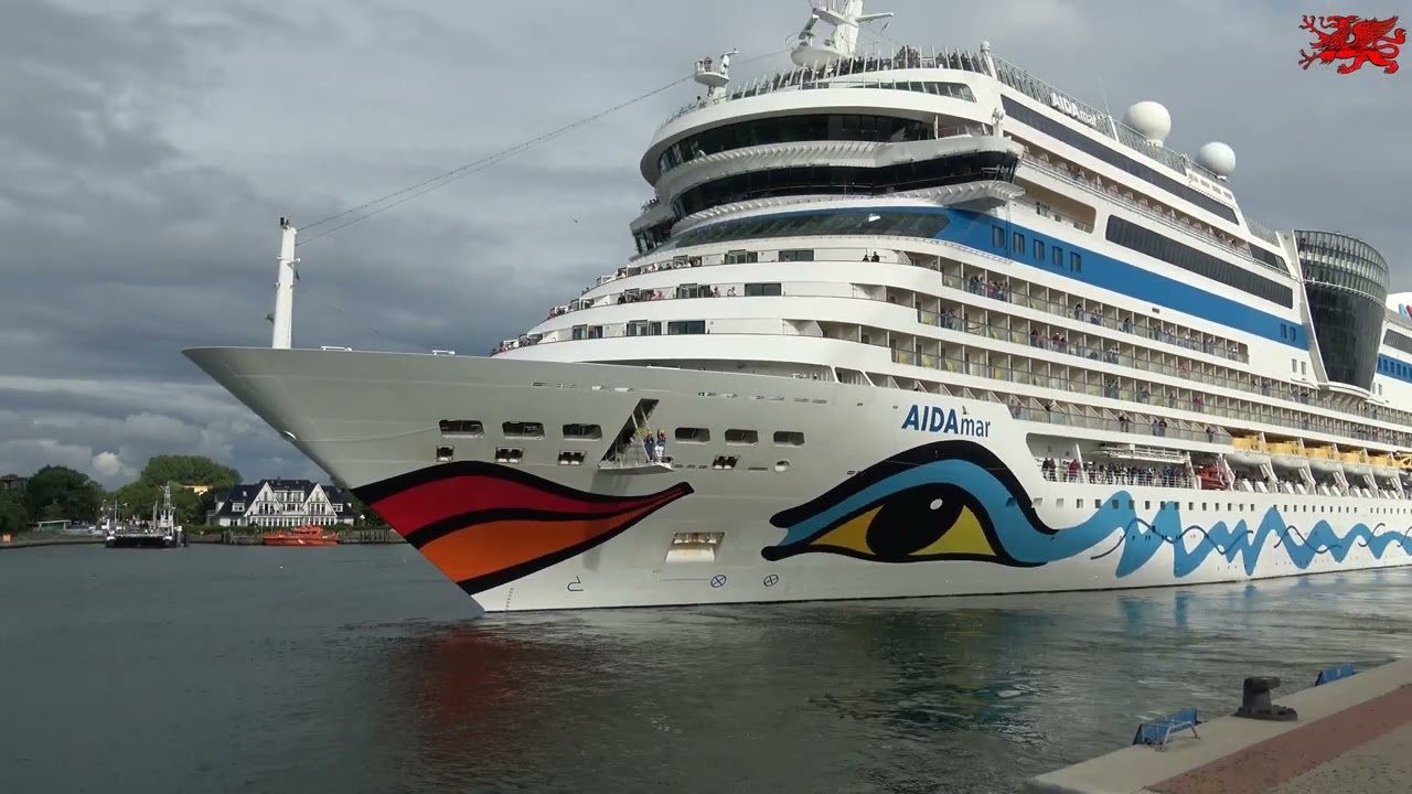 01.07.2024 Warnemünde das Kreuzfahrtschiff AIDAmar beim Auslaufen aus dem Seekanal um 18 Uhr.