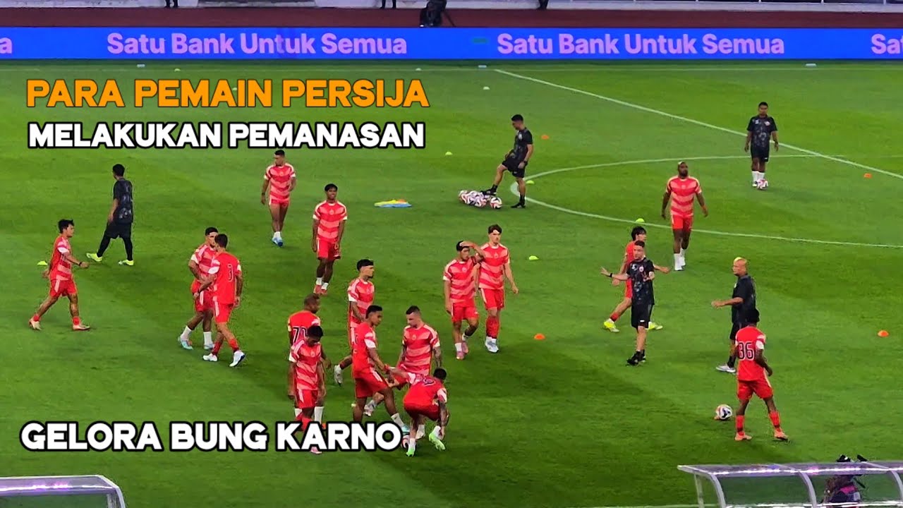 Risky Ridho Shayne Pattynama Dan Pemain Persija Lainnya Melakukan Pemanasan di GBK