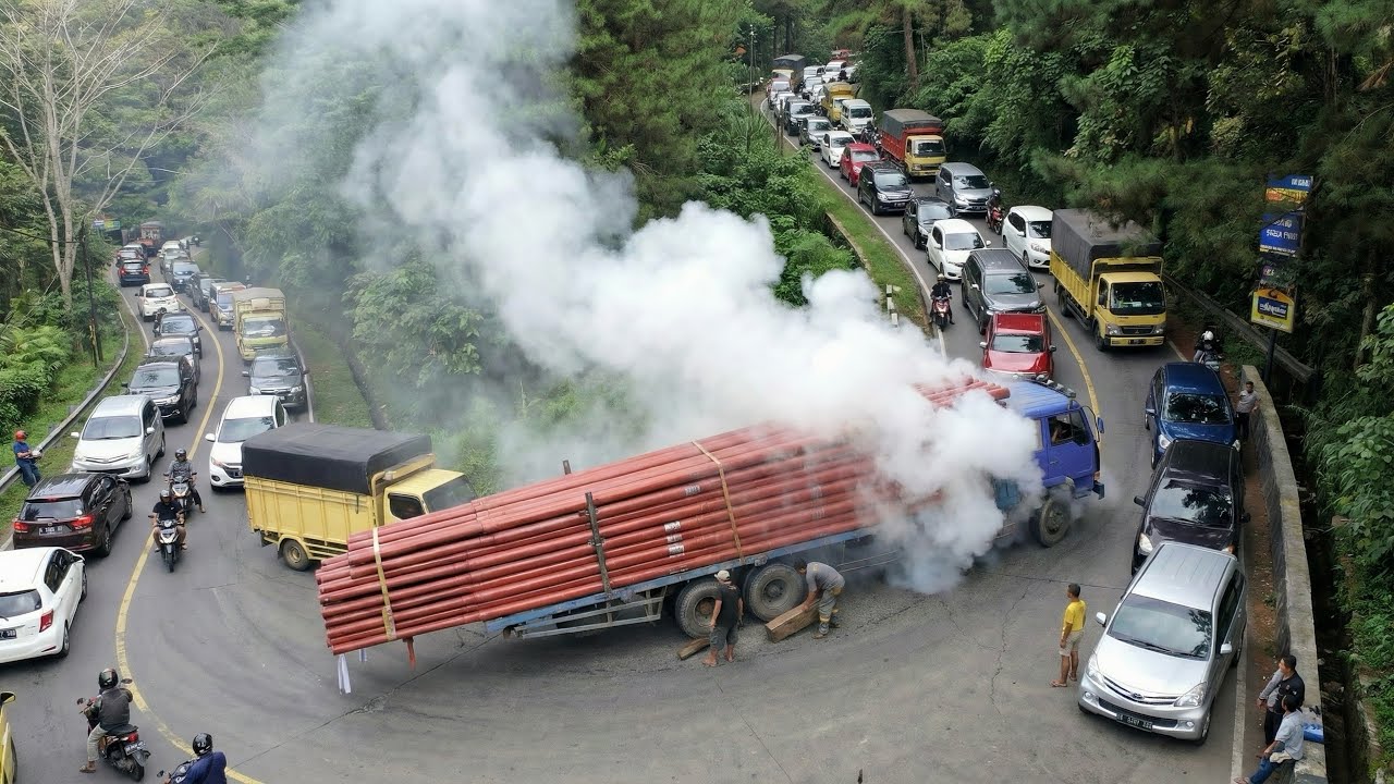 Mengerikan‼️ Truk Bawa Tiang Listrik Bantuan Bencana Sumut & Aceh Gagal Berbelok di Sitinjau Lauik