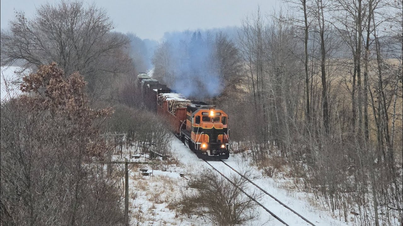ELS 400 (GP38) Moves North With Strange Looking Freight.. What Kind Of Railcars Are Those?