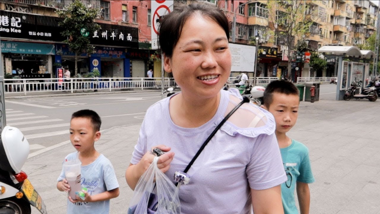 媳婦帶孩子去玩，看到樓梯脚軟，孩子說了啥，媳婦一臉的尷尬