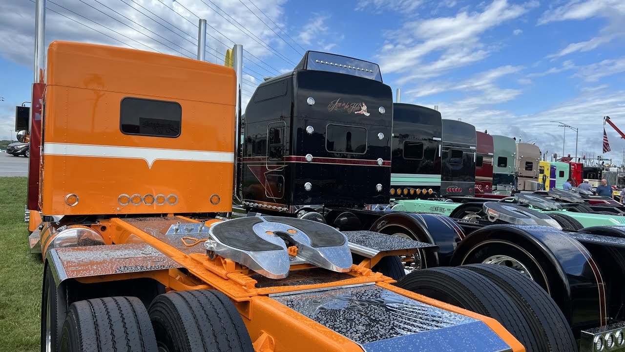 Kenworth w900s line up  {Fleenor Bros}