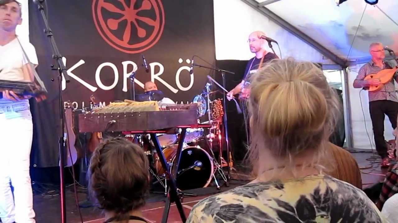 Hedningarna performing 
