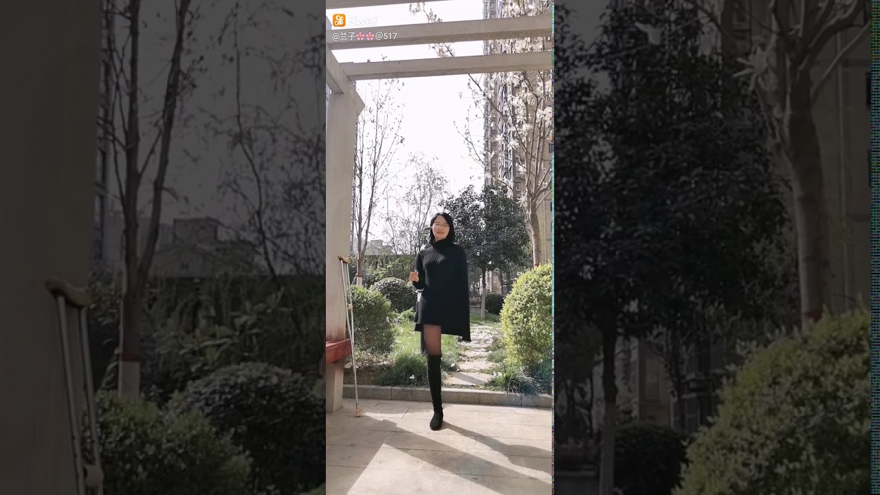 Onelegged and onearmed Chinese girl singing