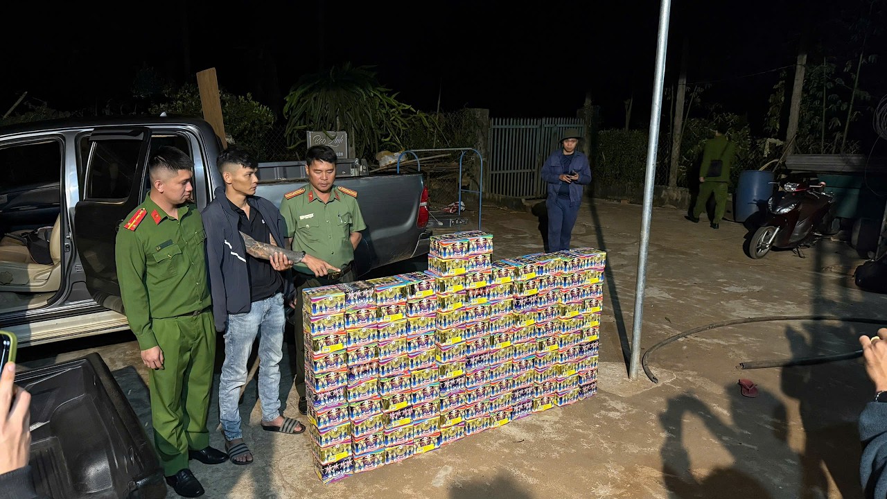 Độ chế khoang bí mật trên xe bán tải để đưa gần 2 tạ pháo từ Gia Lai về Đắk Lắk