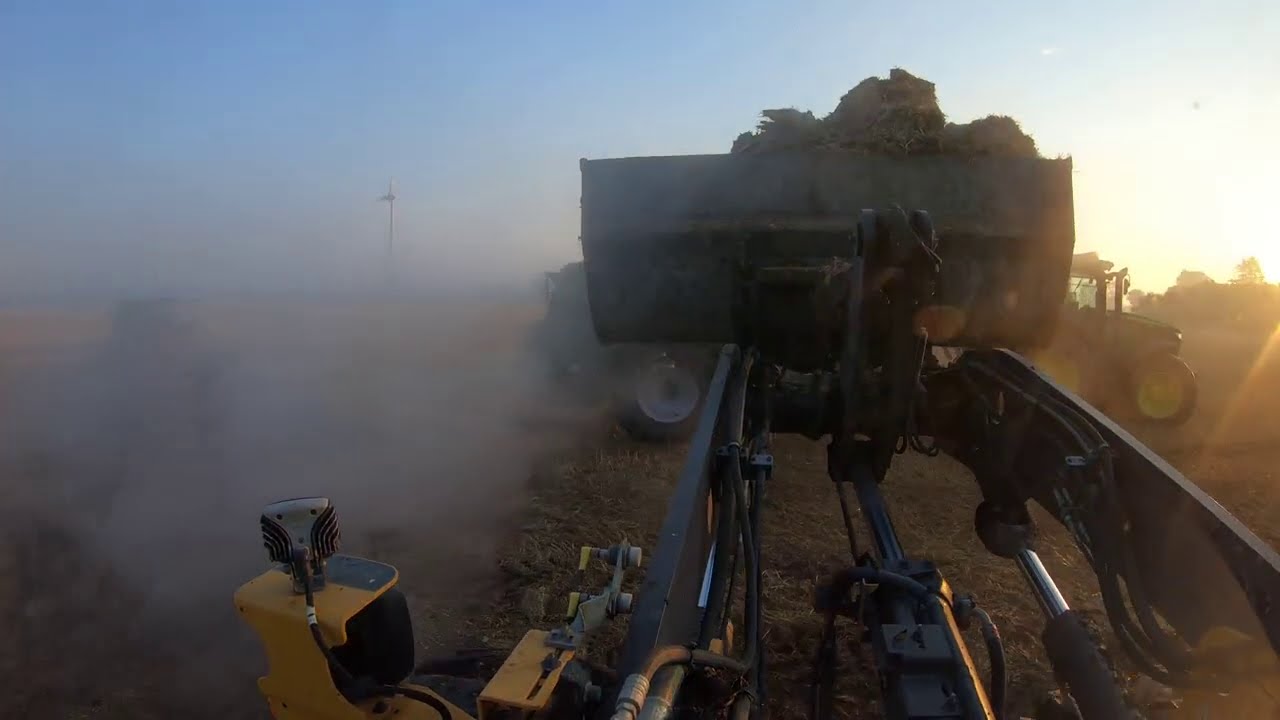 Loading manure with Volvo L60G