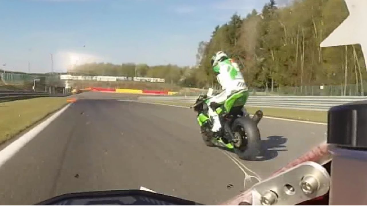 Fast 1 Armed Motorcycle Racer! Unbelievable! - Spa Francorchamps - Ducati Panigale 1299 S
