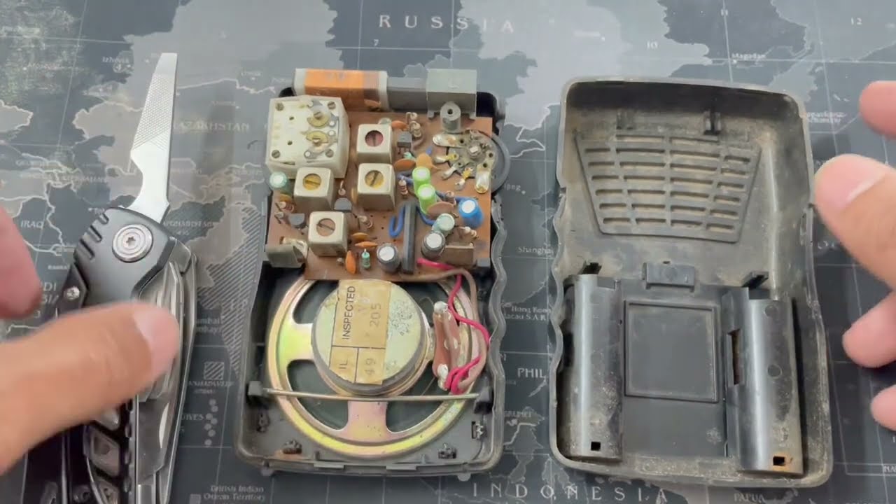 INSIDE OF A TRANSISTOR RADIO | PHILIPS DL 015 |