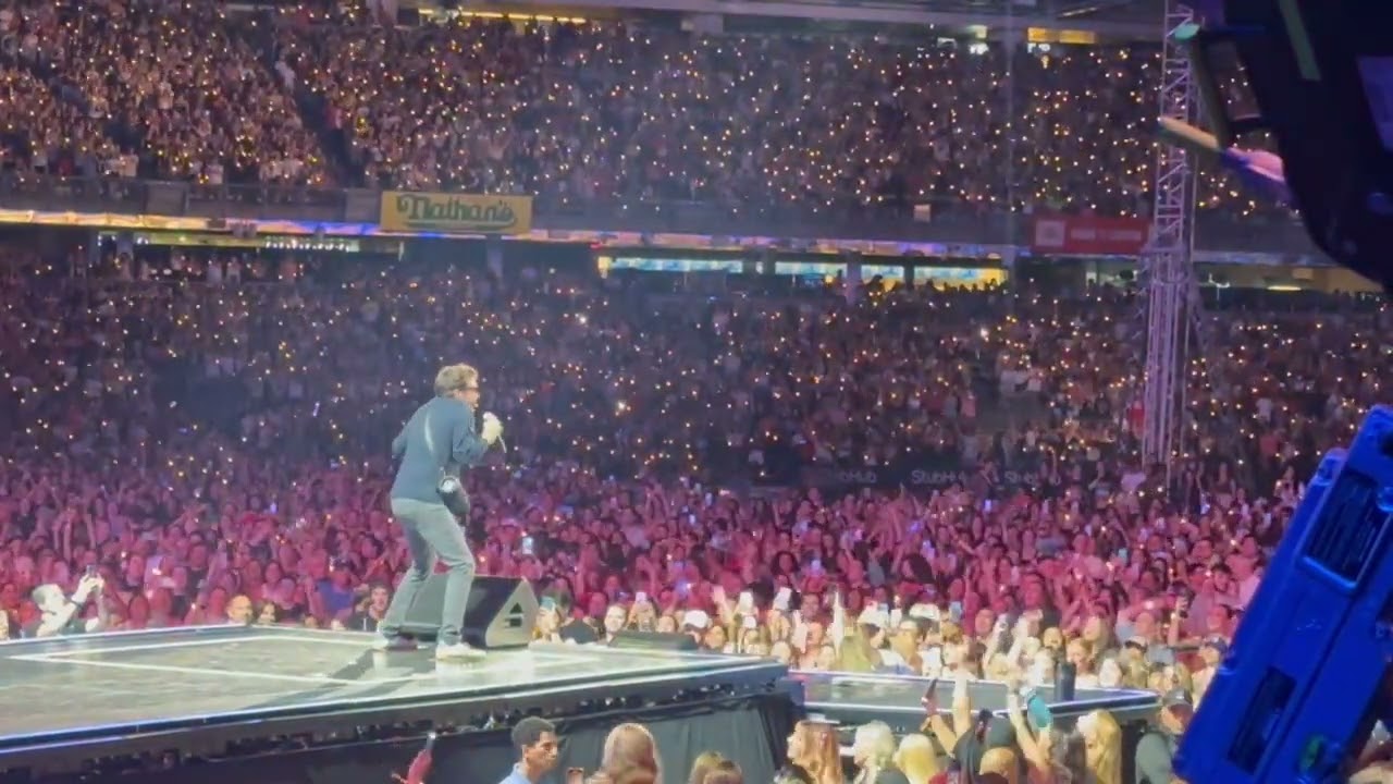 Jimmy Fallon leads Yankee Stadium in “Mr. Brightside” sing-along at Jonas Brothers concert 8/13/23