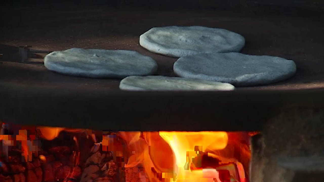 Olores y Sabores - Las pupusas de maíz negro