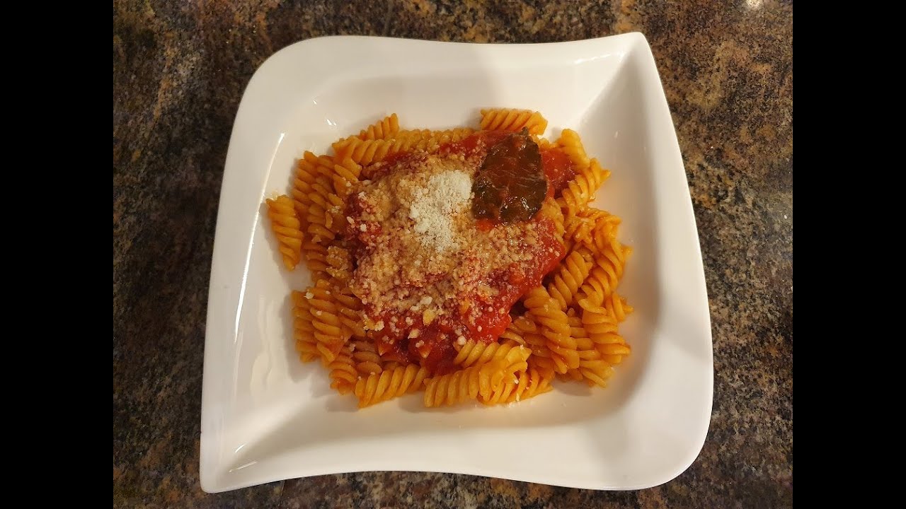 Pasta mit Speck und Tomatensauce