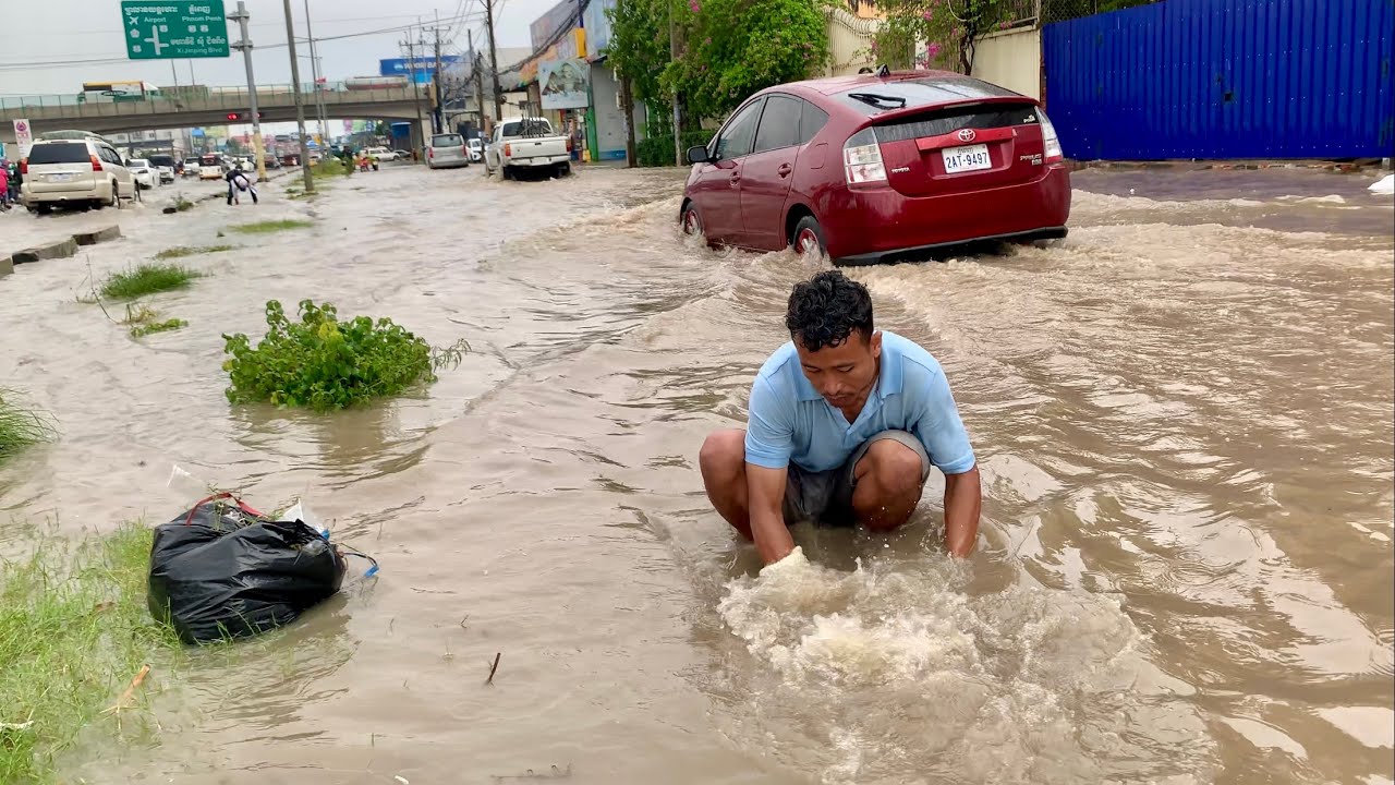 Part 2 : Heavy Rainstorm Flooding Removing Plastic and Debris From Drain