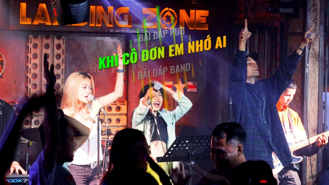 Khi em thấy cô đơn, lòng em nhớ ai? Anh mong bước chân em về trong sớm mai