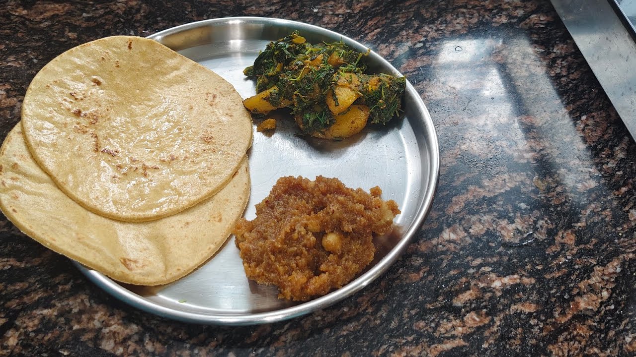 Subah ka nashta mein makai aate ka roti mung daal halva aalu aur palak sabji