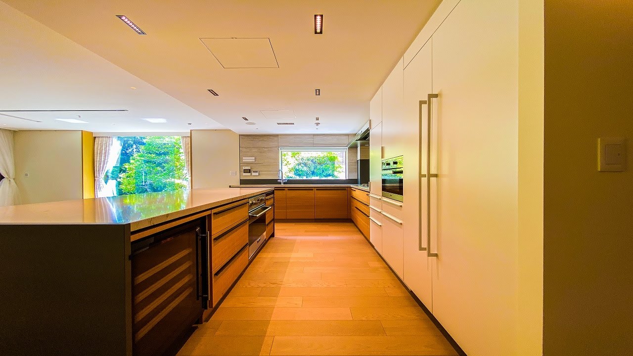 【高級マンション】賃料170万円の超希少なお部屋。芸能人御用達の赤坂氷川に位置する緑に囲まれた低層マンション。「氷川ガーデンズ」