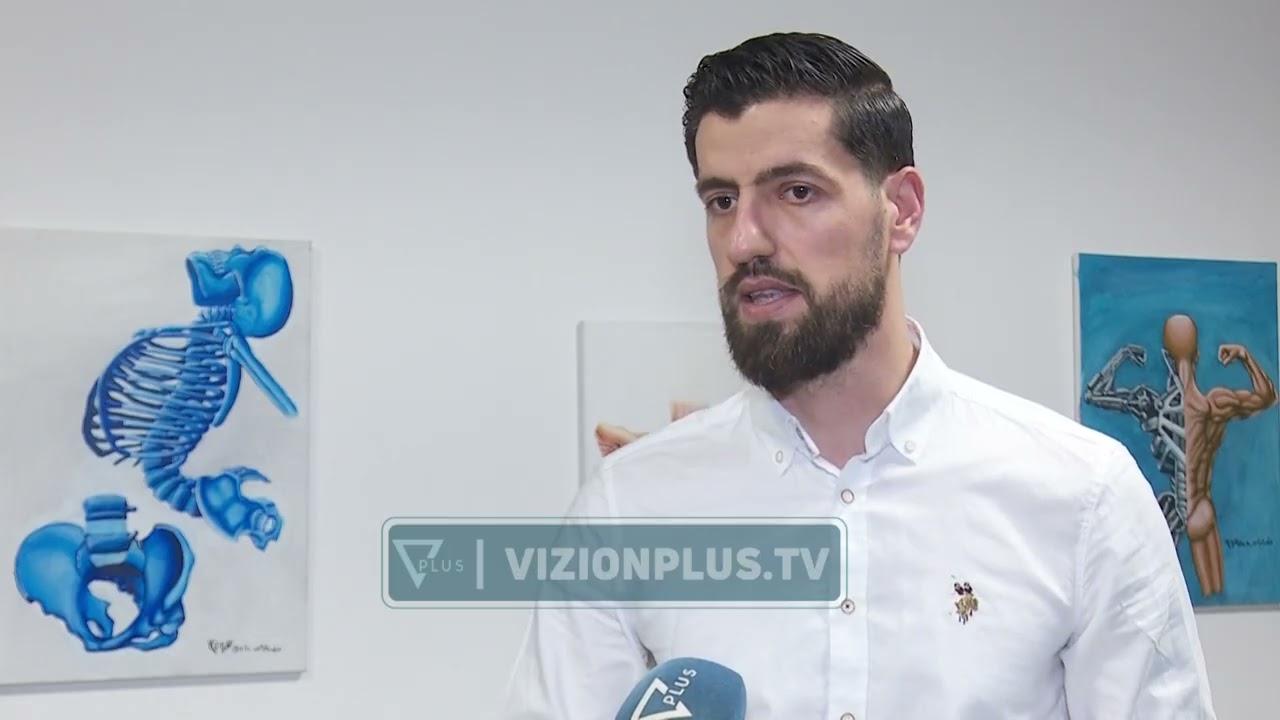 Qëndrimi në celular dëmton shpinën, fiozioterapistët: Më të rrezikuarit janë fëmijët