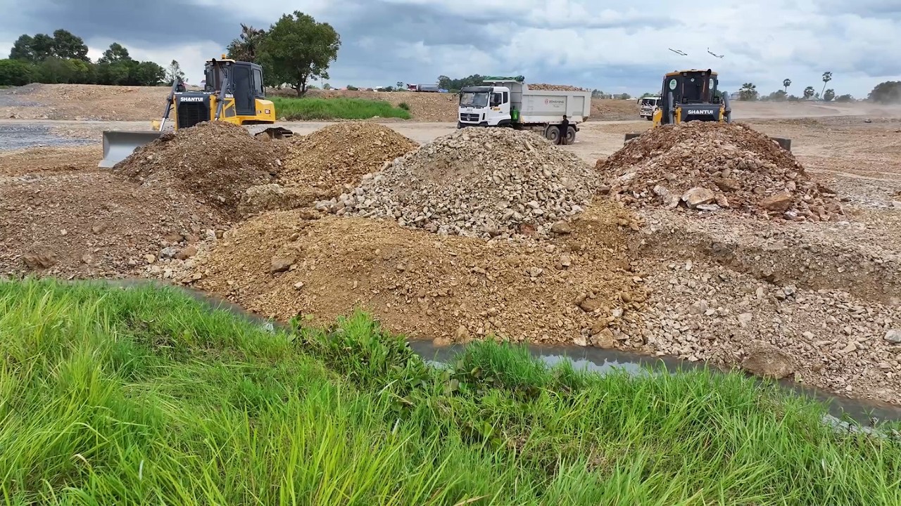 Amazing Job!!DumpTruck 25TON Trasport Stone Filling Lake And Dozer SHANTUI C3 Push In Stone In Mud