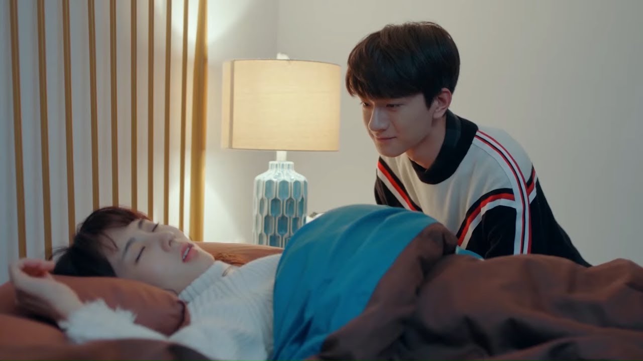 To force Gu Weiyi to marry her, Situ Mo flew to his home and slept on his bed waiting for him