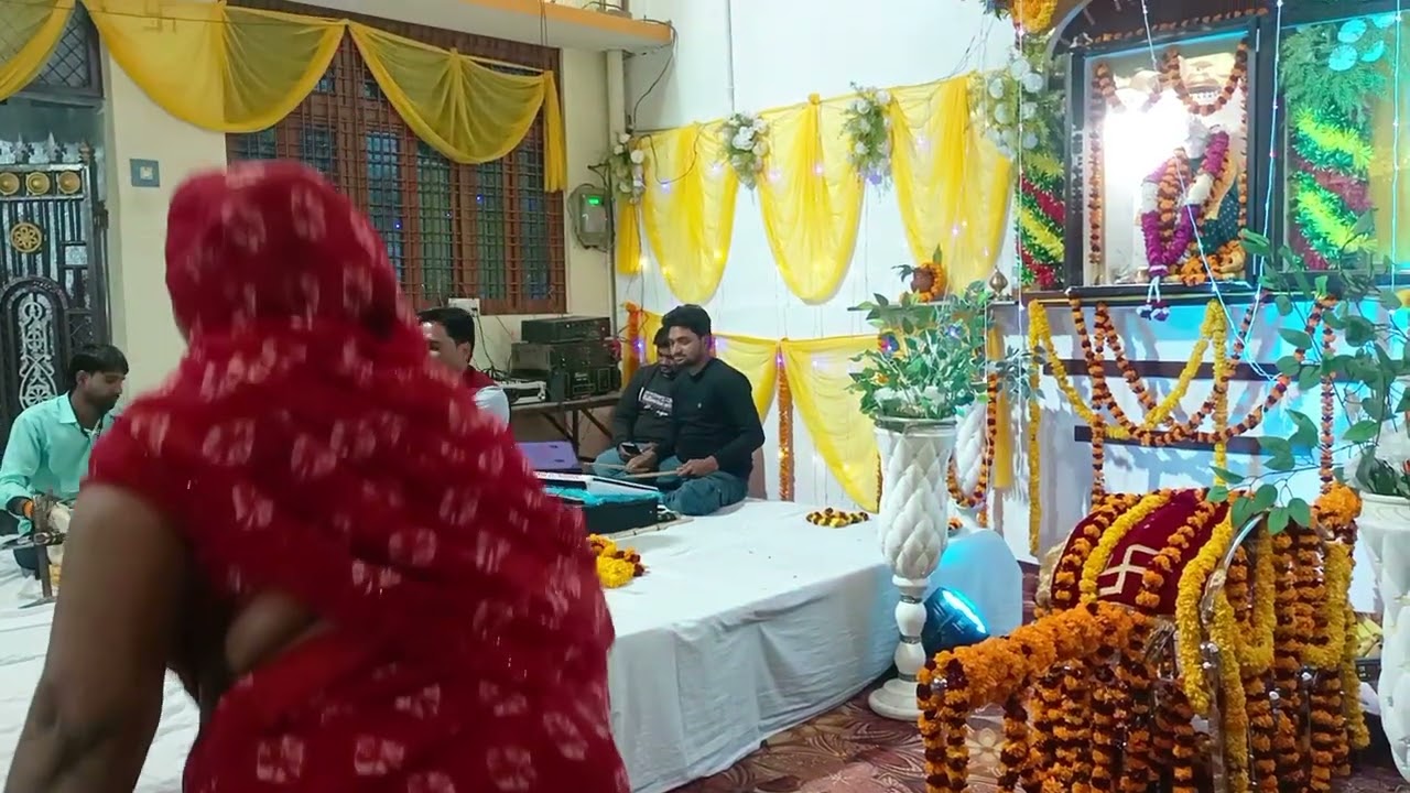 सजन सोने की दीवारें हमें सोने नहीं देती 