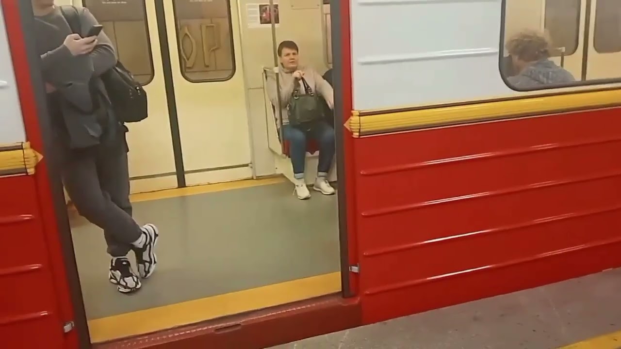 Прибытие и отправление поездов на станции метро Золотые ворота 