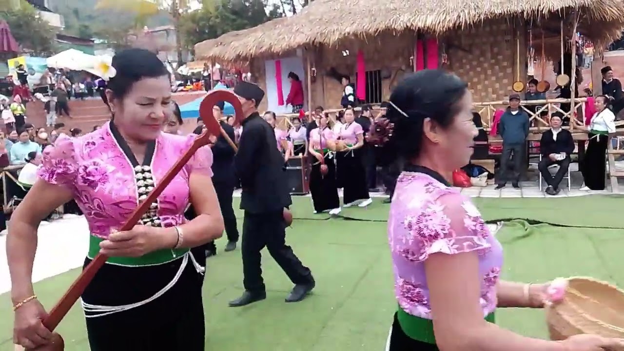Múa dệt tơ đội văn nghệ bản hốc tại lễ hội đuôi thuyền đuôi én thị xã mường lay