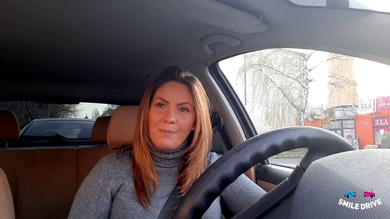 Parkolás úttal párhuzamosan előremenetben
