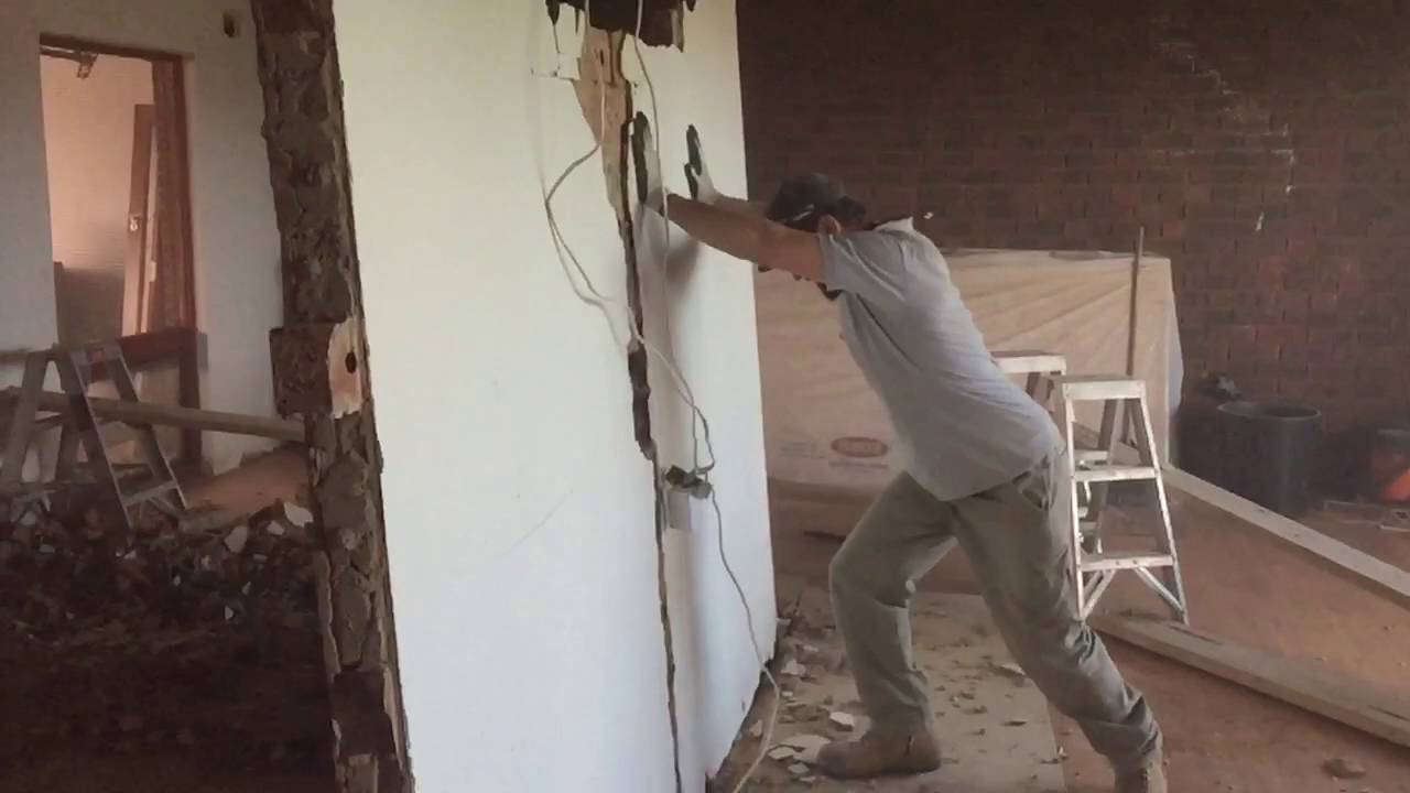 MULLMAN benches a wall
