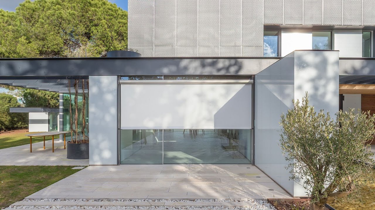 Outdoor solutions: O-Box & Z-Box Secret roller shade | Bandalux