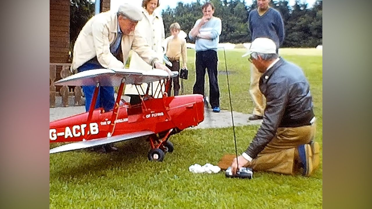 Heinz Ostermeier mit seiner Tiger Moth auf dem Lennestadt-Pokal