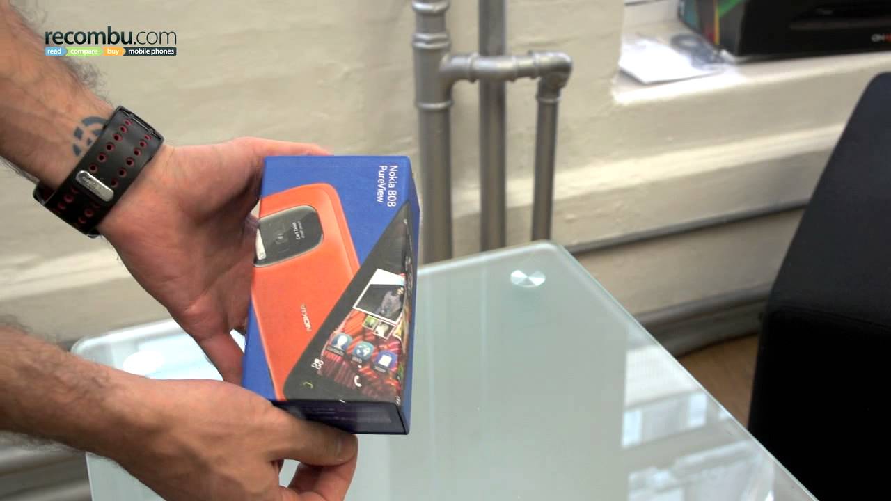 Nokia 808 PureView Unboxing Video and Accessories Hands-on