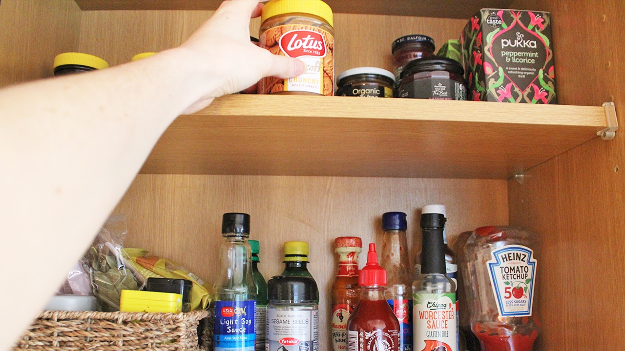 MINIMALISM SERIES | KITCHEN CUPBOARD CLEAN OUT