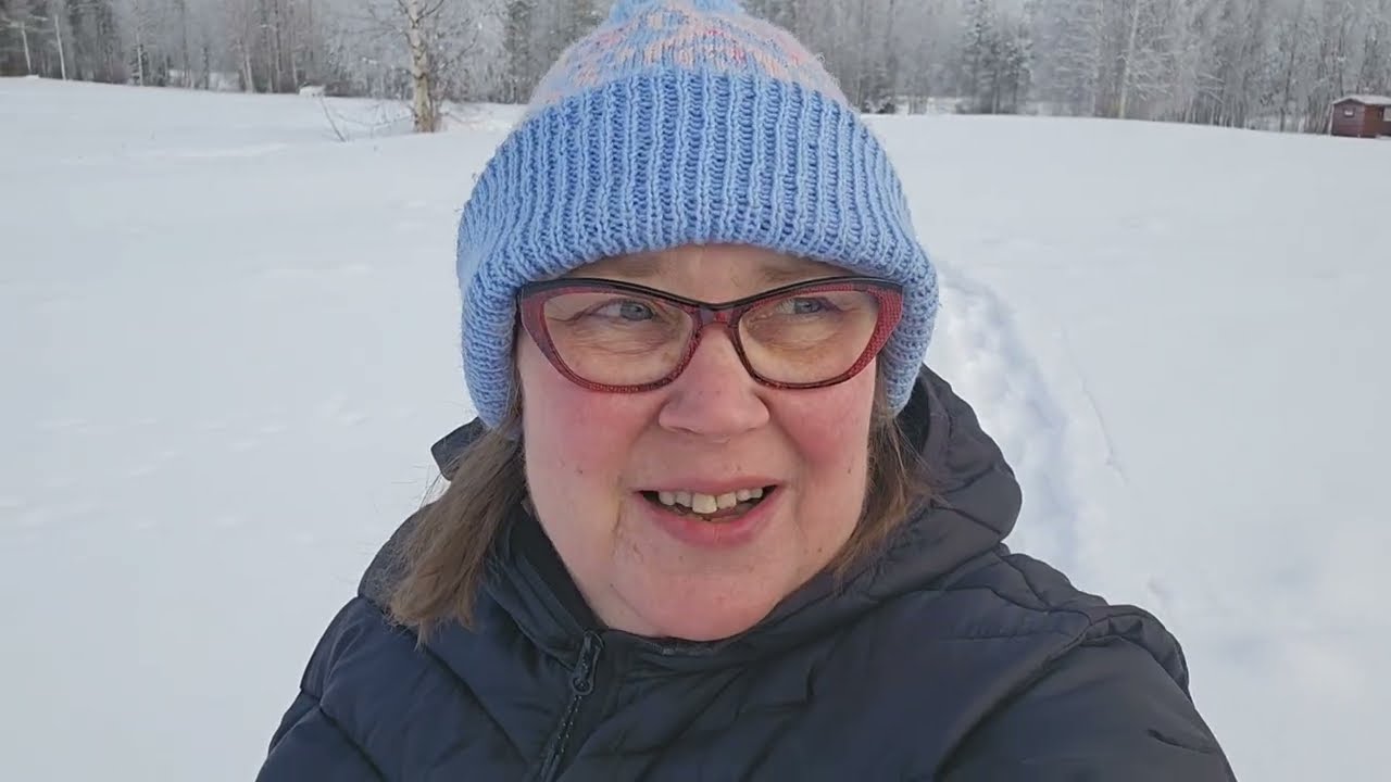 Lumikengillä maisemaan. Snowshoeing into the landscape.
