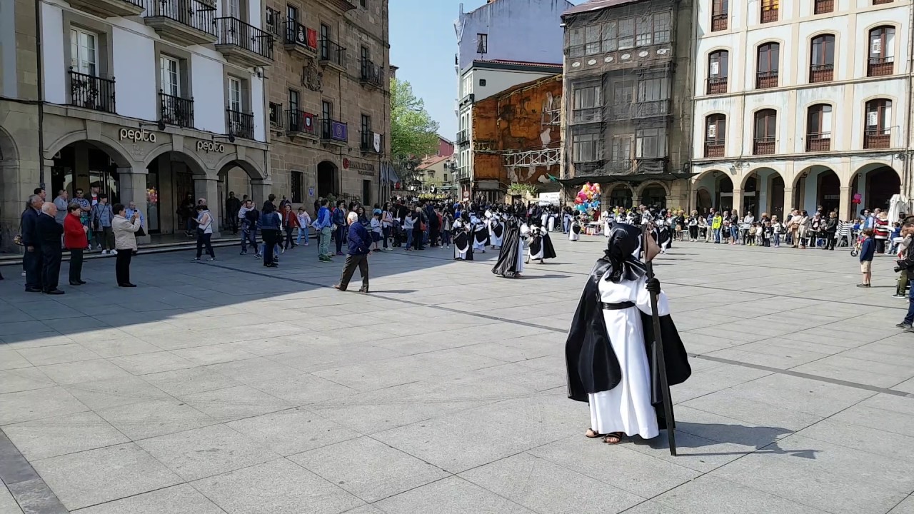 Jueves Santo 2.017. Cofradía del Beso de Judas en la Plaza de España de Avilés.