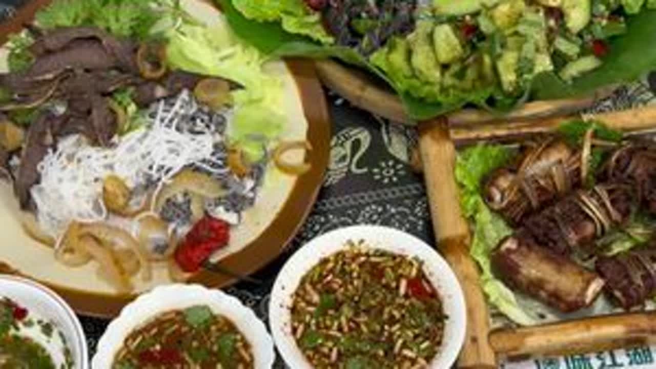 国庆中秋双节日常 来咯来咯姐妹，你们放假我也放假了哈哈哈哈哈，这就回来搬砖了，报告姐妹，这个假期我去了云南省厦门市吃傣味柠撒，还有火烧猪，啊嘎嘎开心疯了，当场就想转圈圈呀😋#云南 #远嫁 #福...