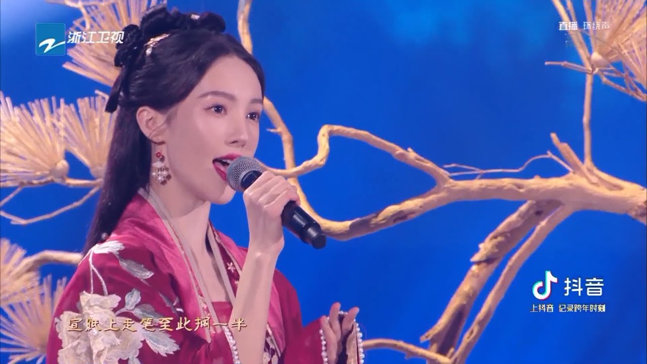 金晨眼带笑意带来《青花瓷》 一袭红衣演绎古风之韵 Music Live  20220121