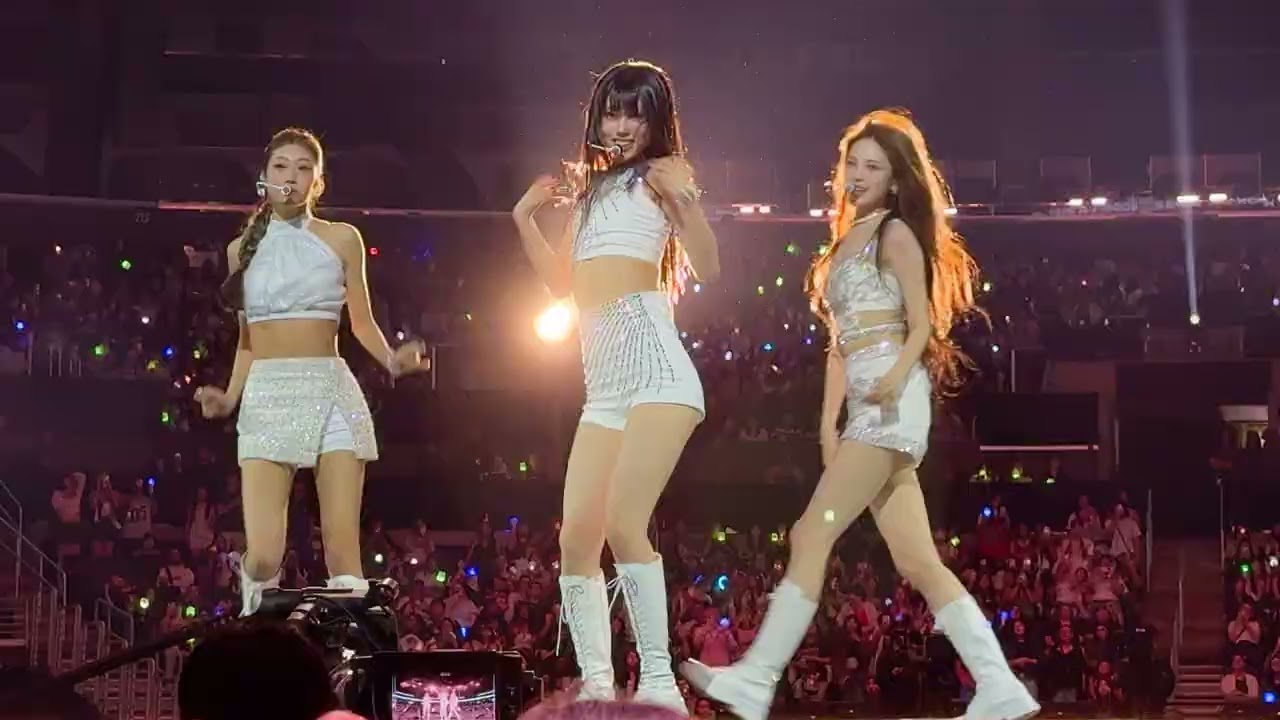 250801 izna Jeemin Koko Jungeun (이즈나) - GOLDEN (KPOP DEMON HUNTERS)  | KCONLA2025 FANCAM 직캠 4K 60fps