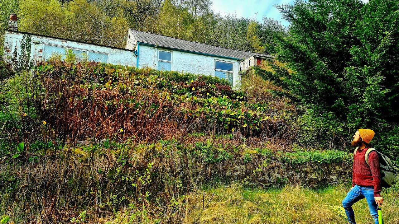 Exploring Abandoned Woodlands Cottage (Everything Left Behind) - Wales - Abandoned Places UK
