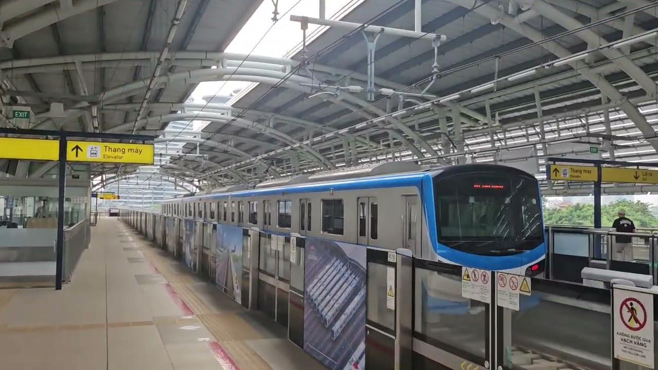 Tàu ở ga Công Viên Văn Thánh