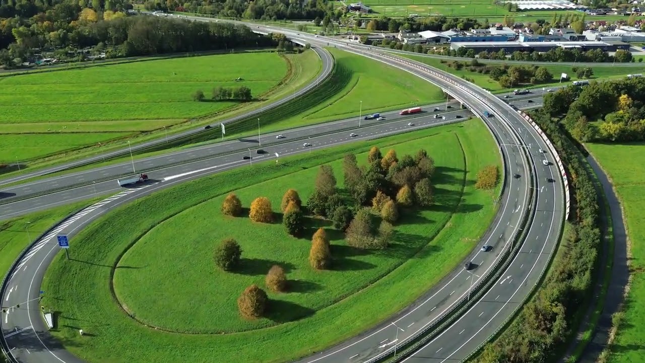 Dronebeelden van spoor- en snelweg
