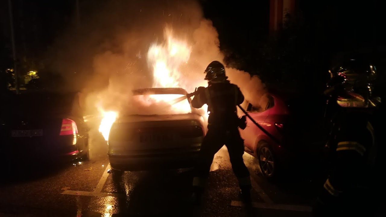 Bomberos: incendio de vehículos.