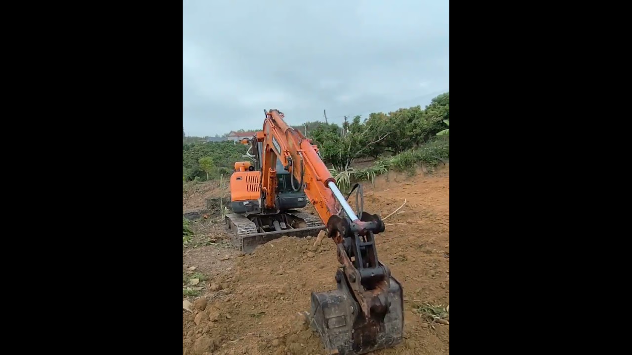 Quá Trình Máy Múc Biến Bãi Đất Gồ Ghề Thành Mặt Phẳng Hoàn Hảo
