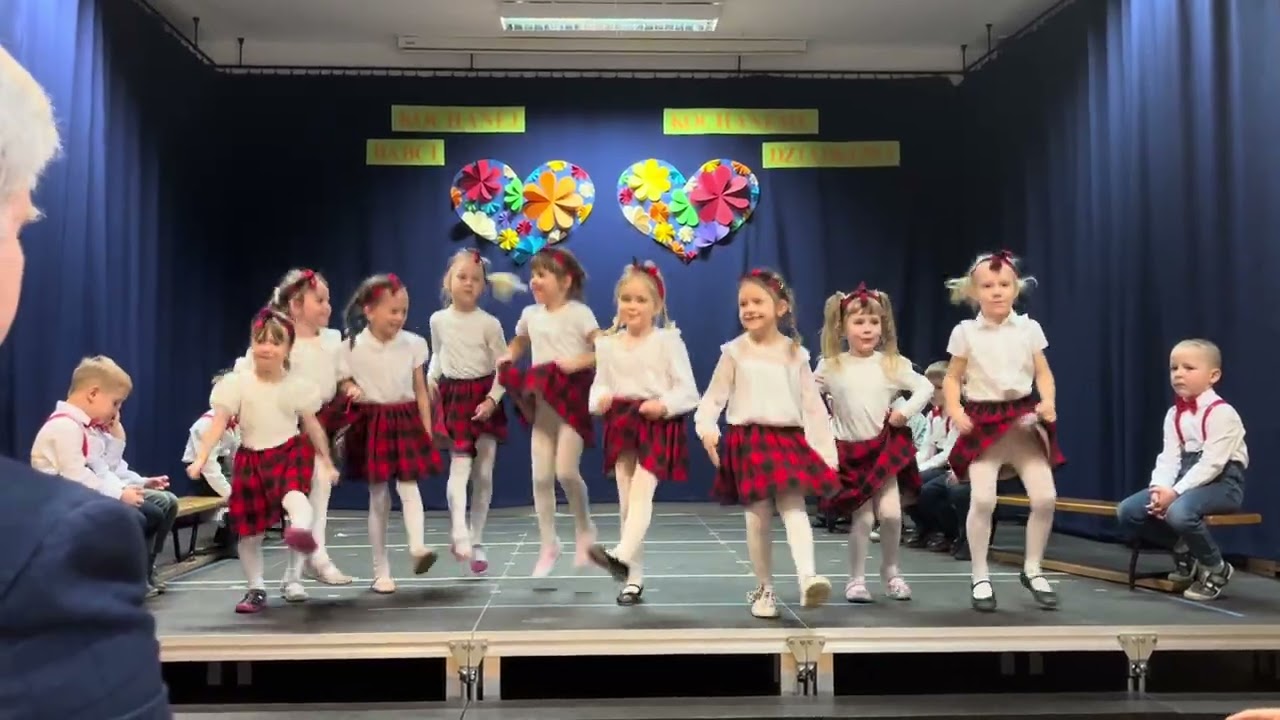 Dzień Babci i Dziadka w wykonaniu grupy 4-5 latków 