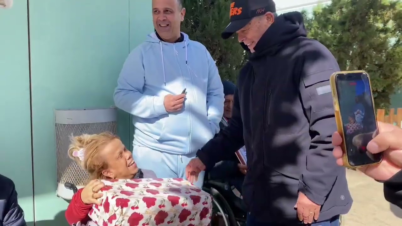 جمعية راديوز , لخضر بلومي في زيارة الفنان الفكاهي صالح أوقروت لأطمئنان علي صحته بحضور الفنانة عتيقة