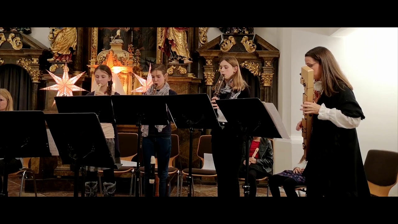 Das Blockflötenensemble der Klasse Ingrid Leidl spielt 