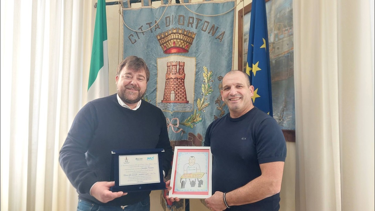 consegna ai fratelli Picciano di una targa di riconoscimento per aver rappresentato Ortona