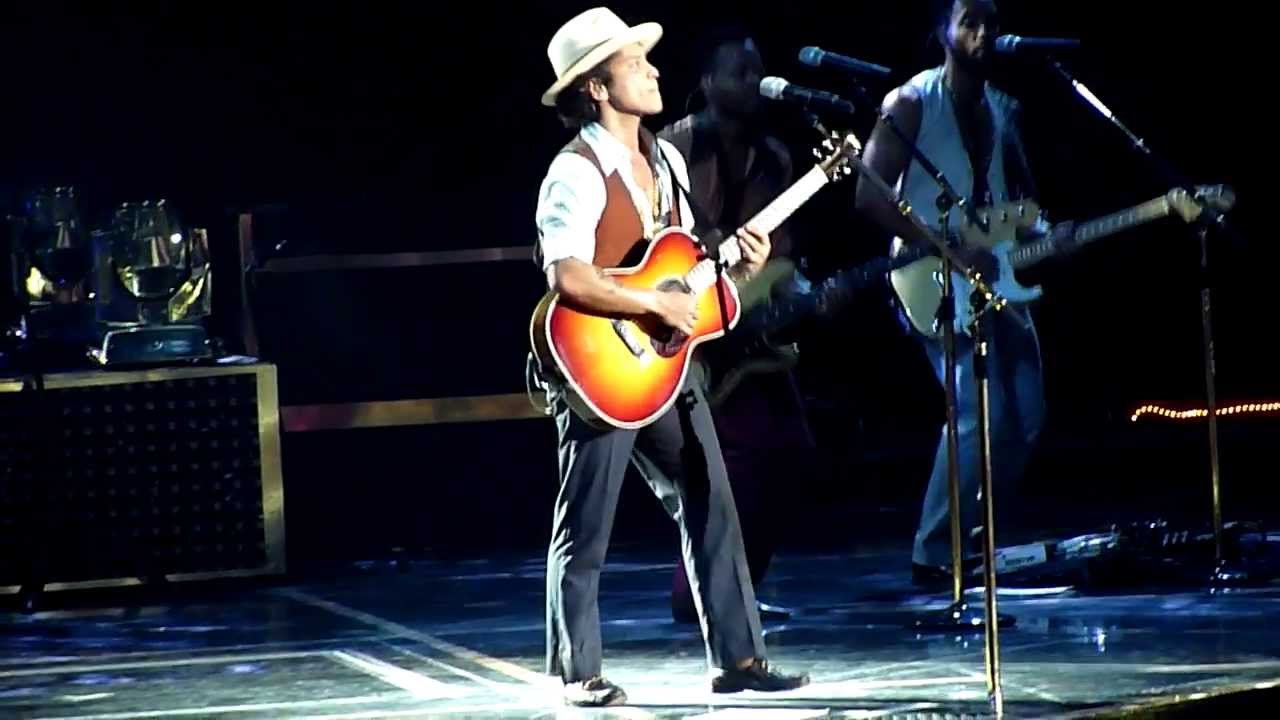 Bruno Mars - Nothin' On You Live at O2 World Berlin 28.10.2013 [HD&HQ]
