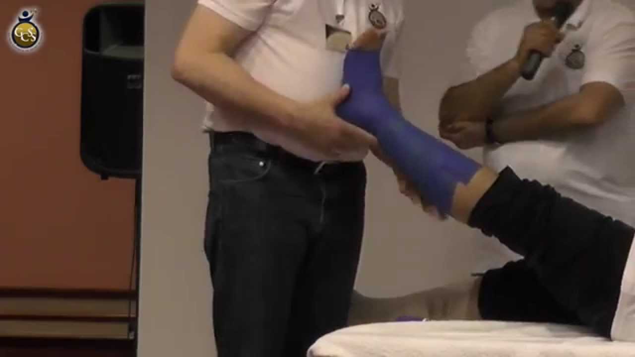 ربط مفصل القدم بنوعين مختلفين من الباندج المطاطي  Ankle taping By Dale reese