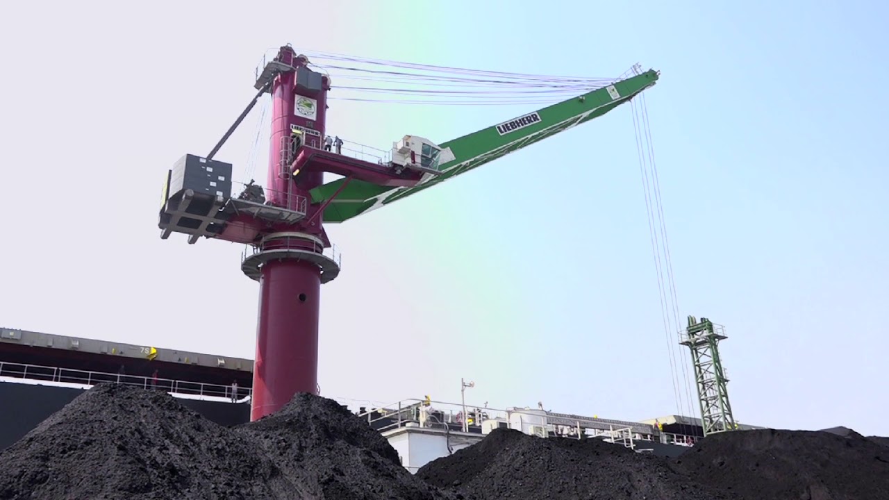 FLOATING CRANE IN OPERATION