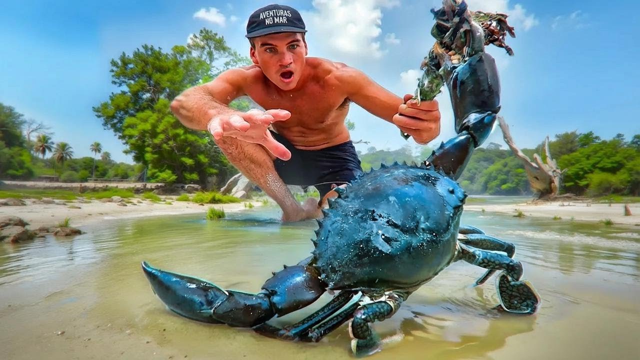 Caçando e preparando um caranguejo gigante na natureza com arco e flecha